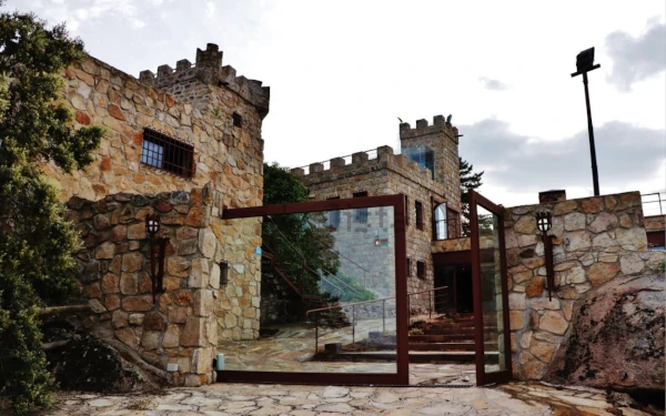 Se vende un increíble castillo con isla privada en Castilla y León 9