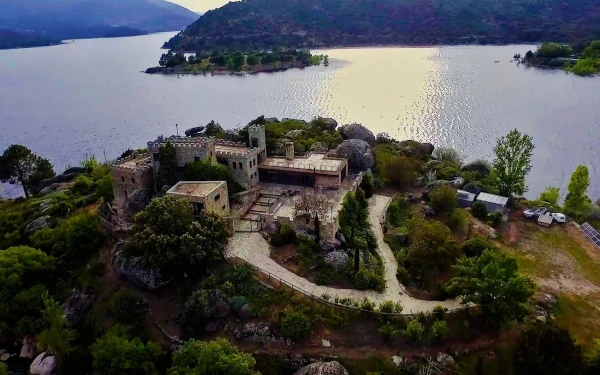 Se vende un increíble castillo con isla privada en Castilla y León 2
