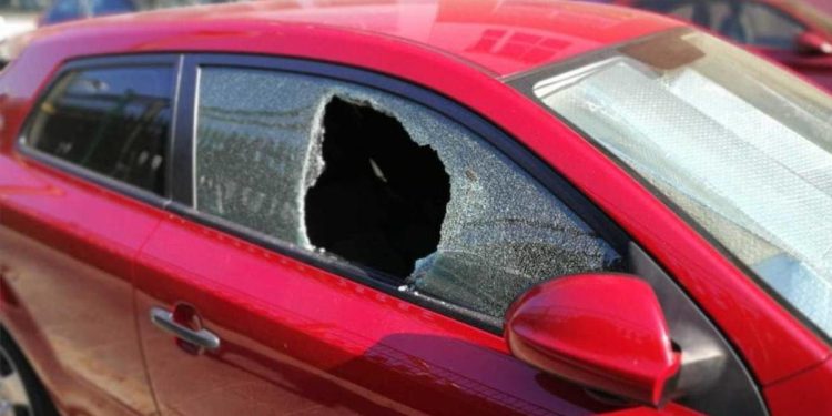 Coche con el cristal roto en León