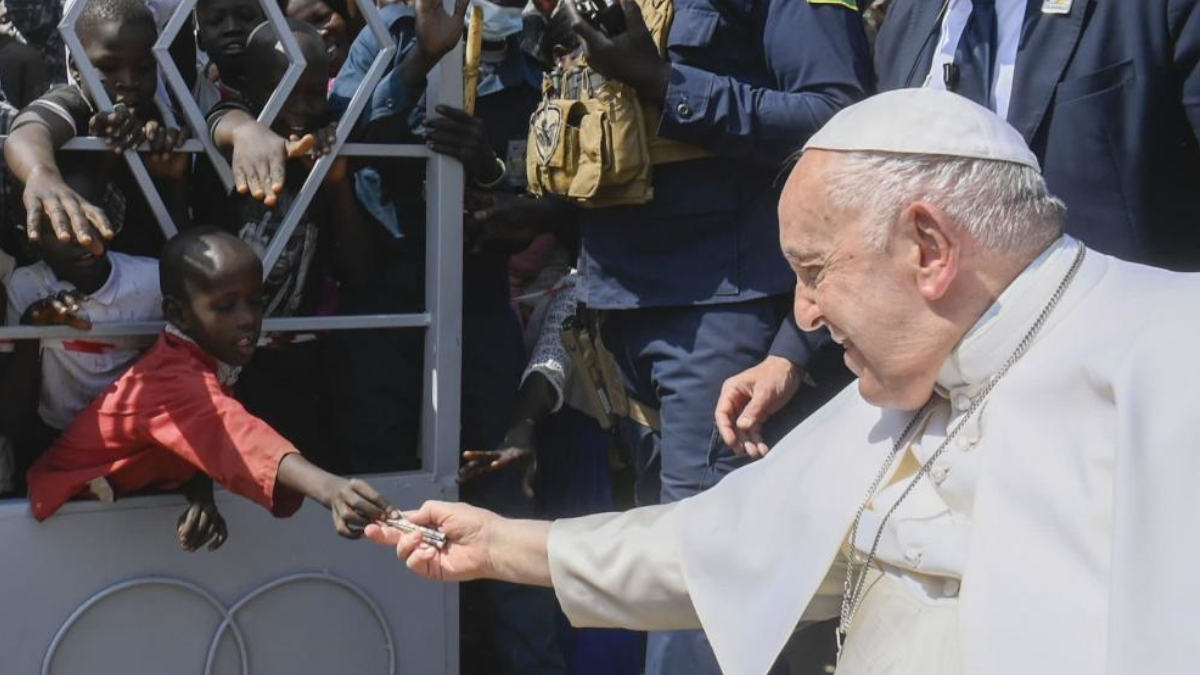 La llamativa imagen de un niño pobre dando limosna al Papa en Sudán 1