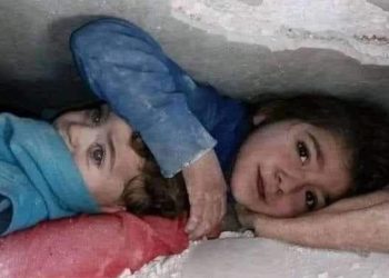 La niña y su hermano bajo los escombros del terremoto