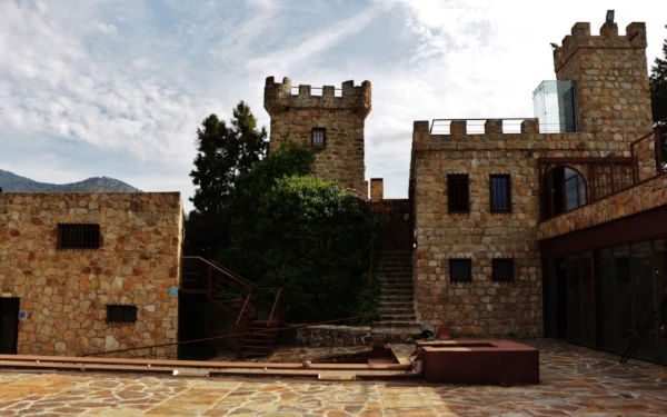 Se vende un increíble castillo con isla privada en Castilla y León 10
