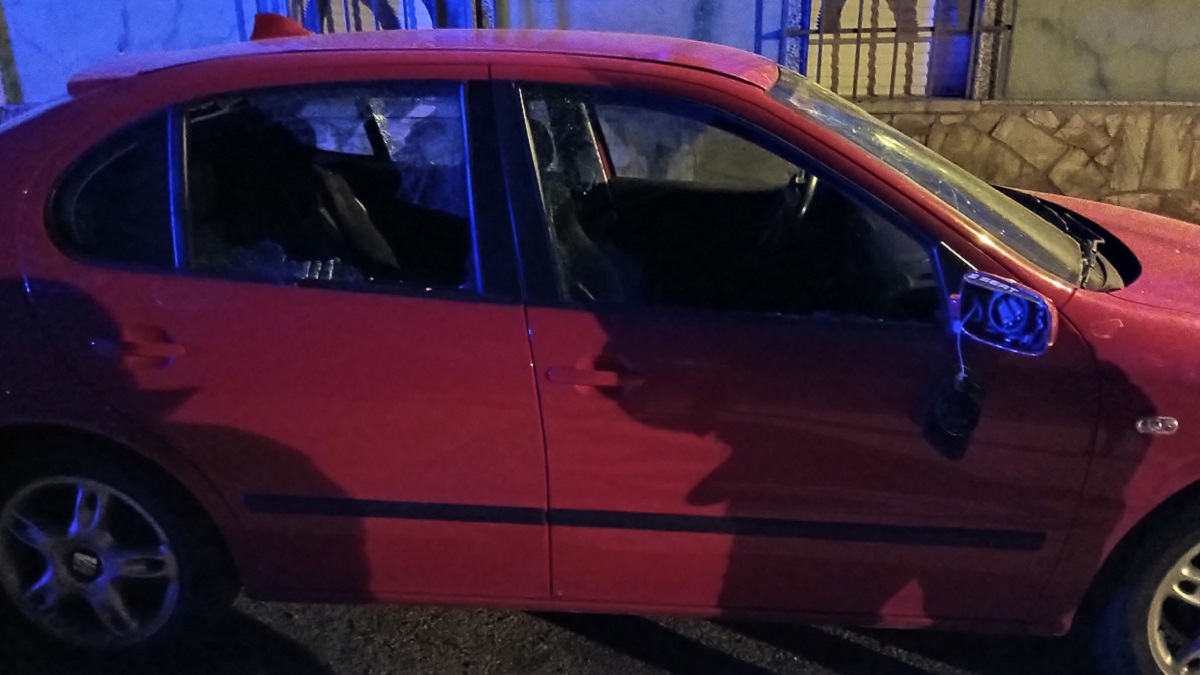 Pillado in fraganti mientras rompía las lunas de 2 coches 1