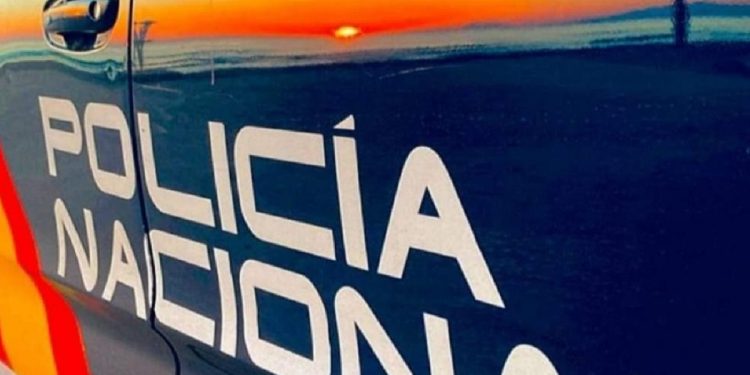 Un policía salva a un hombre