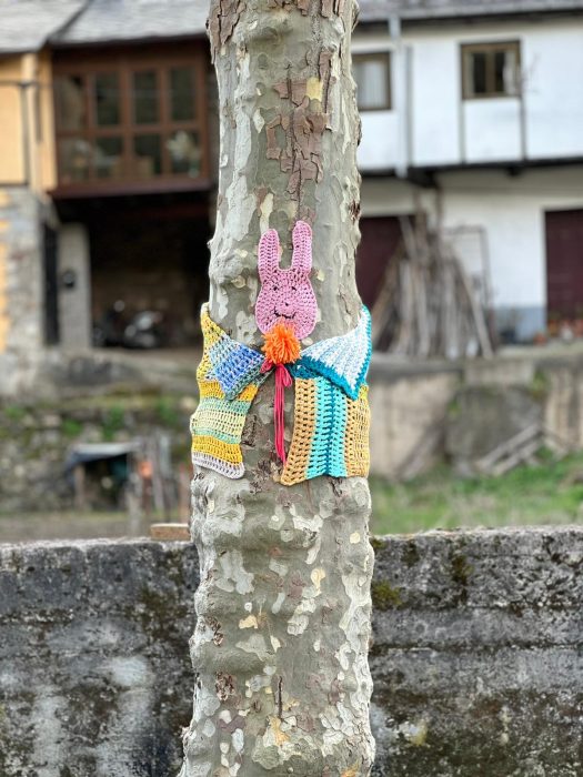 En este pueblo de León arropan sus árboles con ganchillo 15