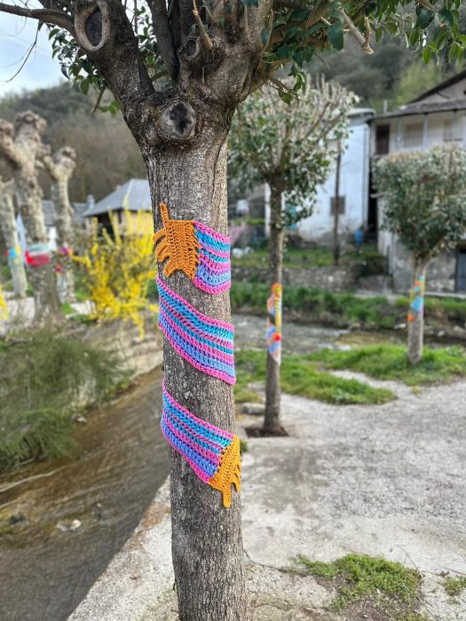 En este pueblo de León arropan sus árboles con ganchillo 23