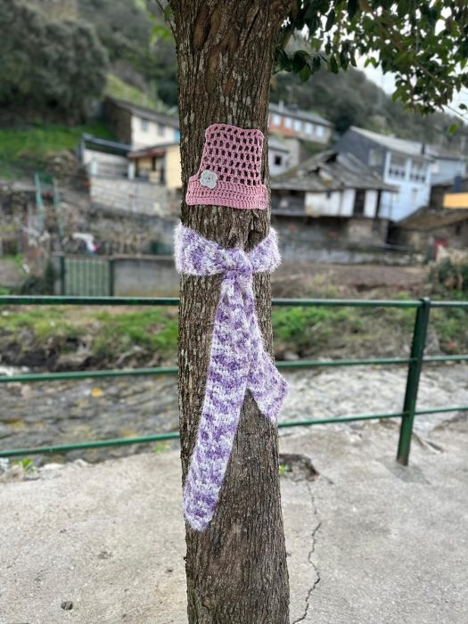 En este pueblo de León arropan sus árboles con ganchillo 21