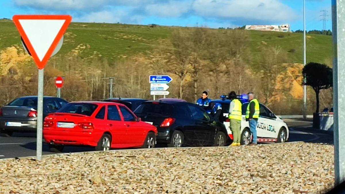 Dos accidentes, a escasos metros y prácticamente simultáneos, en la LE-20 3