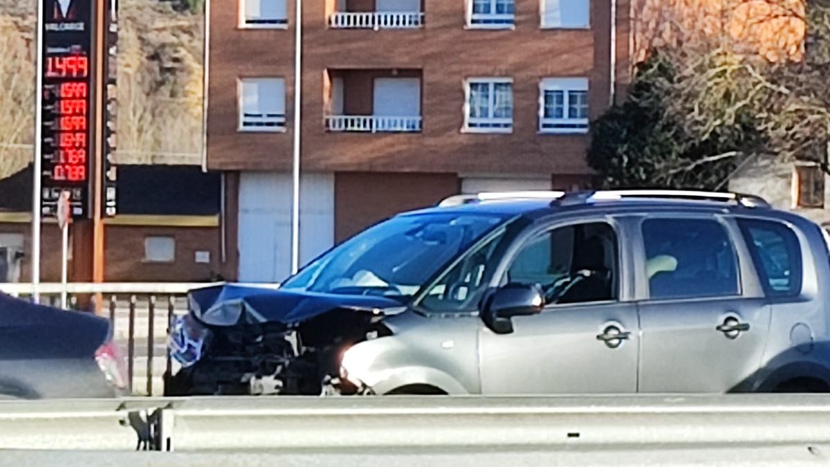 Dos accidentes, a escasos metros y prácticamente simultáneos, en la LE-20 1