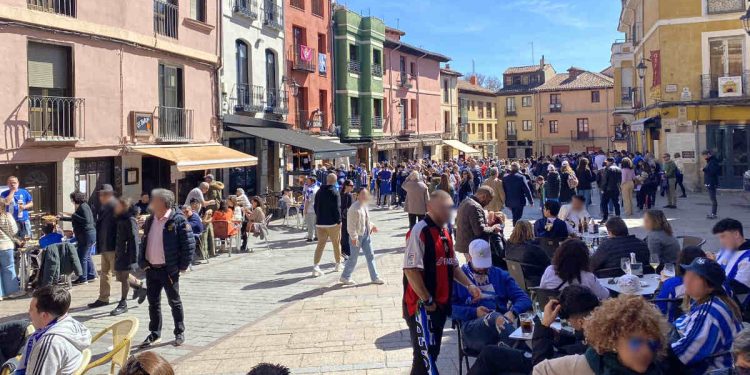 Aficionados del Depor en la plaza de San Martín de León