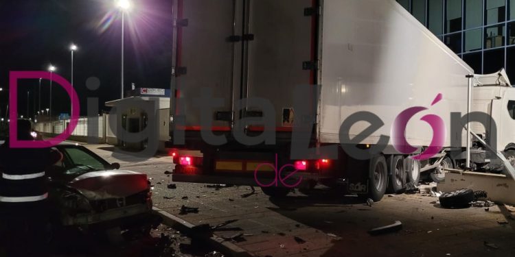 El camión acabó estrellándose contra fachada de Coated Solutions