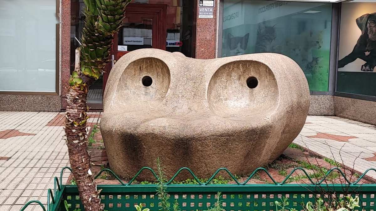 La extraña escultura que te mira en esta calle de León 1