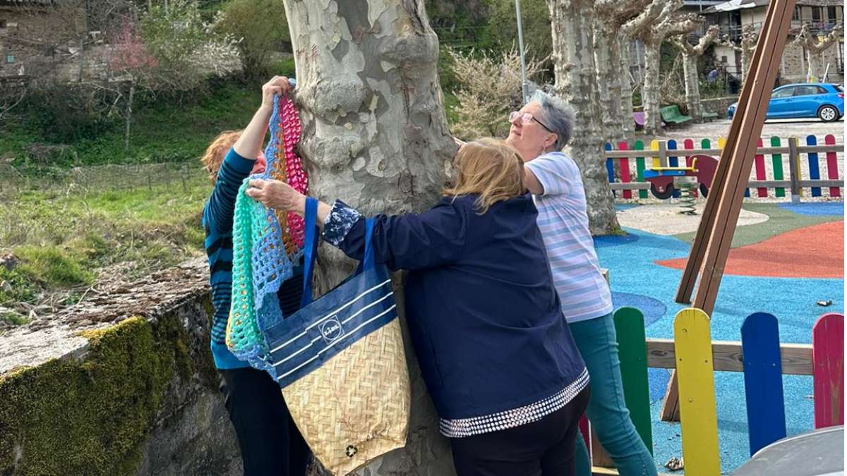 En este pueblo de León arropan sus árboles con ganchillo 2