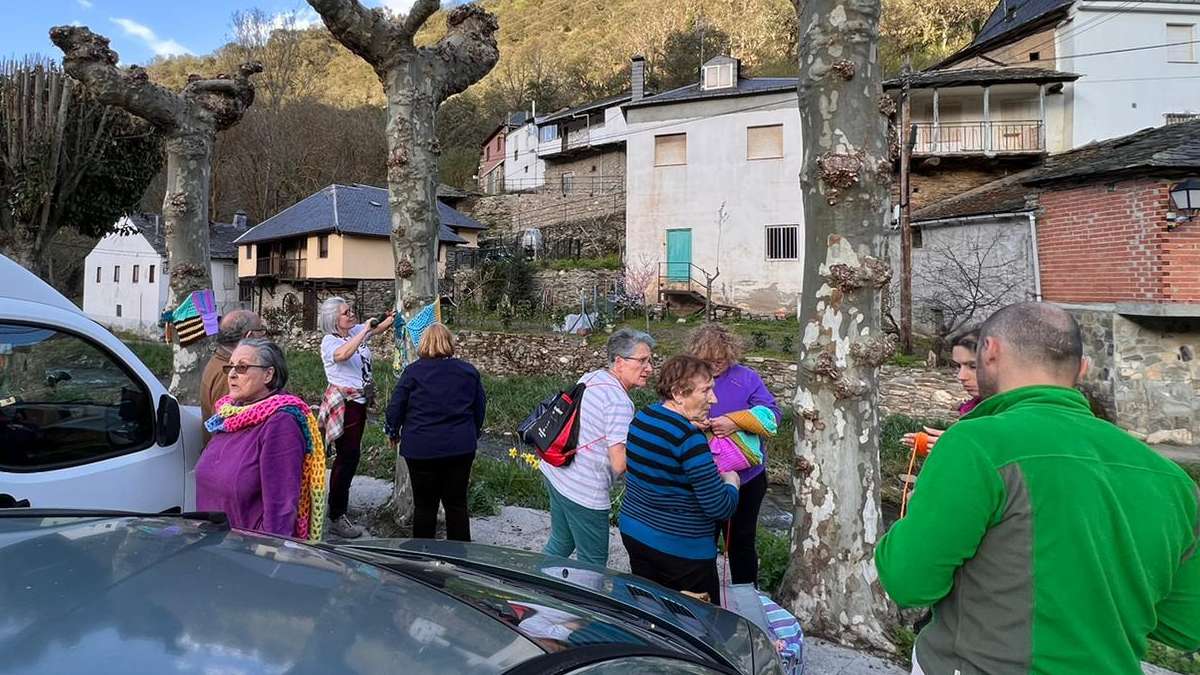 En este pueblo de León arropan sus árboles con ganchillo 3