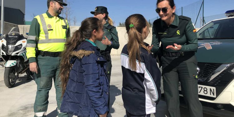 Guardia Civil con los niños en el colegio de León