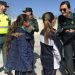 Guardia Civil con los niños en el colegio de León