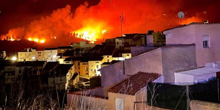 Imagen del incendio en entre Castellón y Teruel