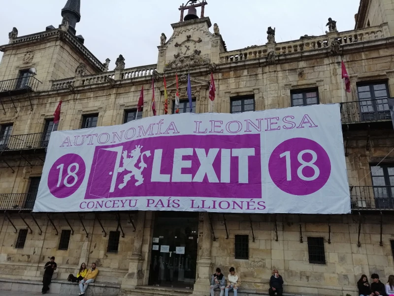 Cartel del Lexit en la Plaza Mayor de León