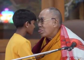 Dalai Lama besando a un niño