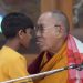 Dalai Lama besando a un niño