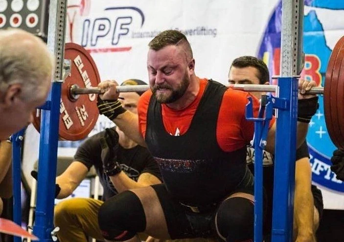 Hombre haciendo récord histórico en competición femenina