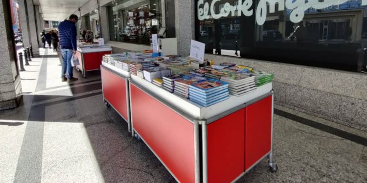 El Corte Inglés y su librería en la calle