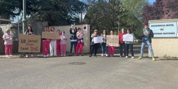 Los TCAE llevan su queja todos los jueves a una protesta pública