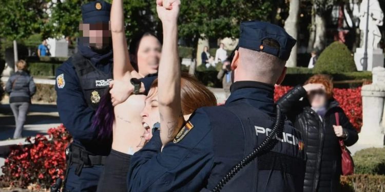 Policía con las activistas en pechos