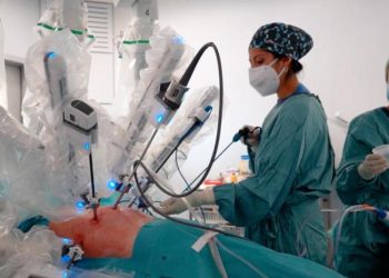 Médicos en el trasplante de pulmón con robots