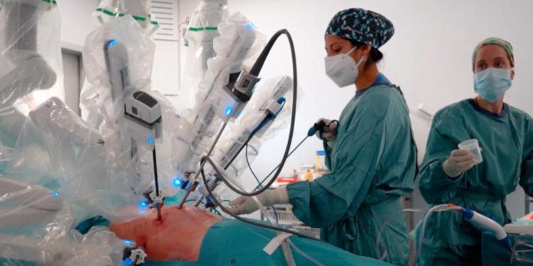 Médicos en el trasplante de pulmón con robots