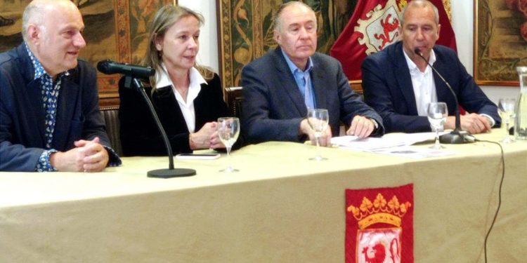 Candidatos de la UPL en la Casa de León en Madrid
