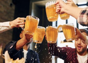 Grupos de amigos tomando cerveza