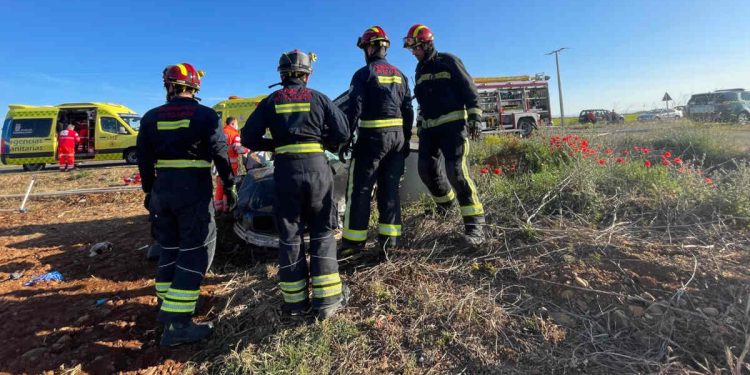 Bomberos en el accidente de Laguna de Negrillos