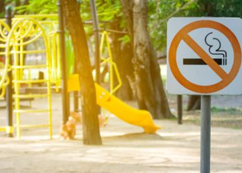 Cartel de prohibido fumar en un parque de León