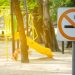 Cartel de prohibido fumar en un parque de León