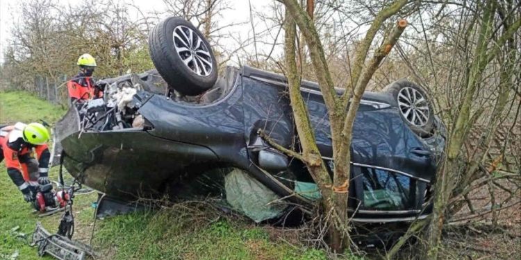 Coche volcado en el accidente en la N-340