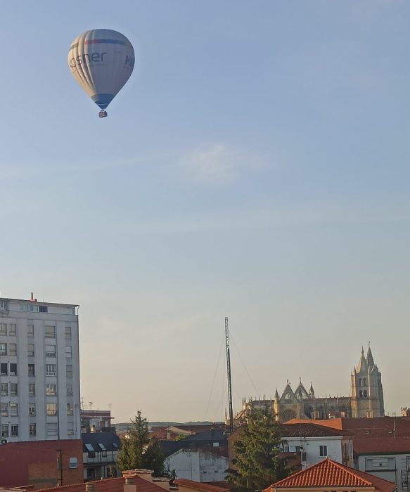Un globo sorprendió a los vecinos de León esta mañana