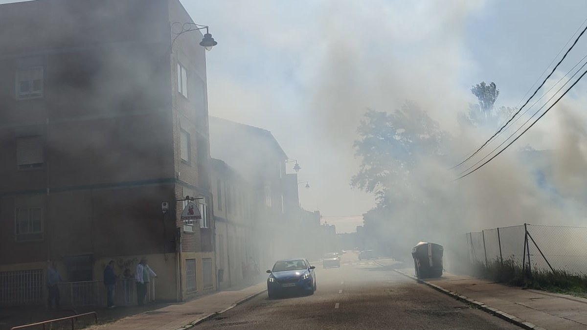 Un incendio y una gran humareda alertó a los vecinos de esta calle 2