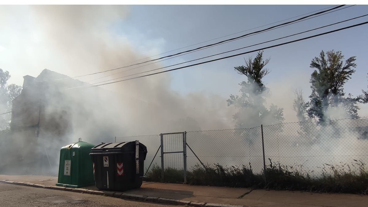 Un incendio y una gran humareda alertó a los vecinos de esta calle 1