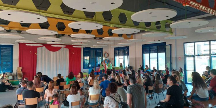 Reunión de los padres encerrados en el colegio de Fuenlabrada