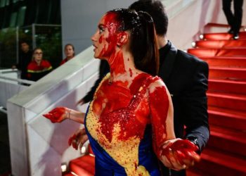 Activista llena de sangre en el festival de Cannes