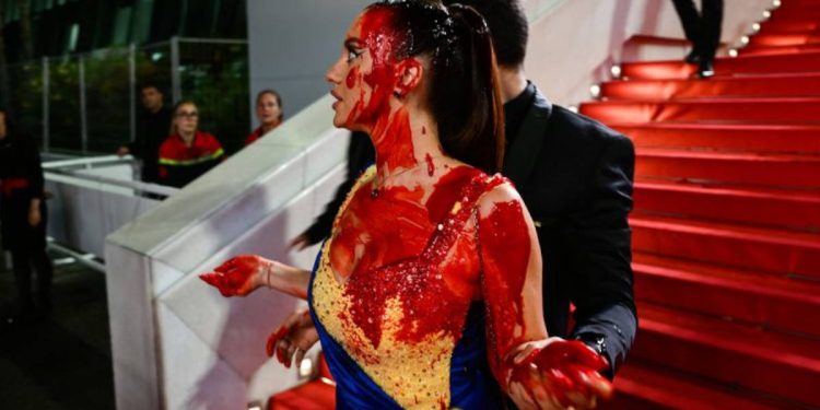 Activista llena de sangre en el festival de Cannes
