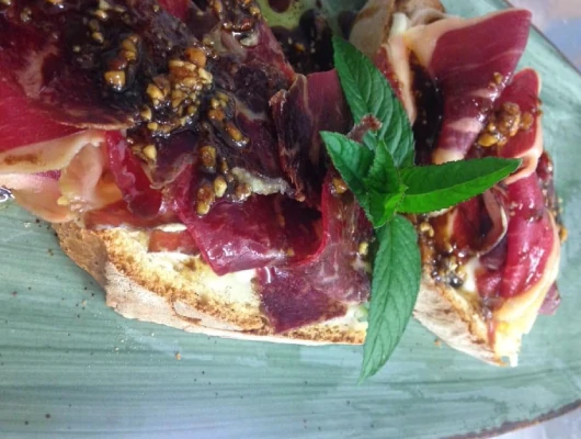 Tosta de cecina y Ronchito del restaurante Los Poínos