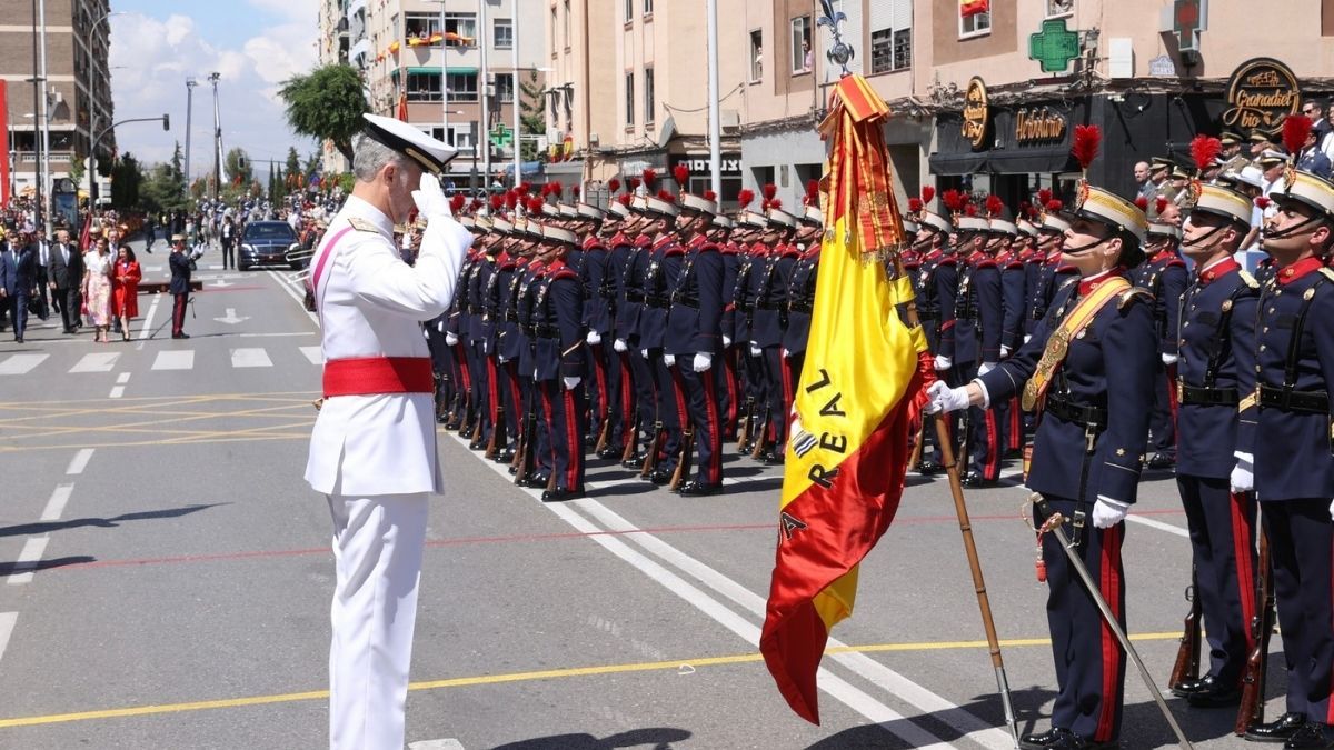 Primera paracaidista mujer en el Día de las Fuerzas Armadas 1