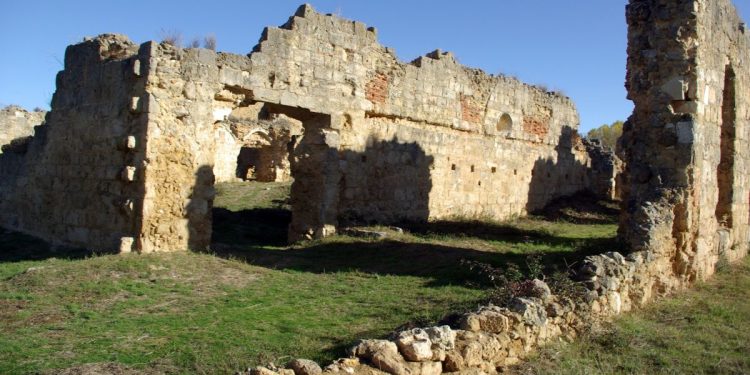 El monasterio que renace de sus ruinas y gana en Europa