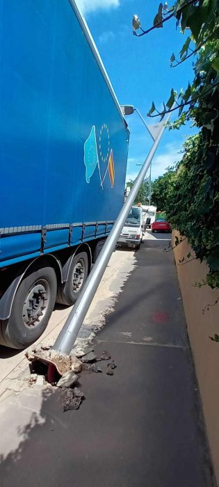 Terrible accidente de un turismo contra una farola en León 1