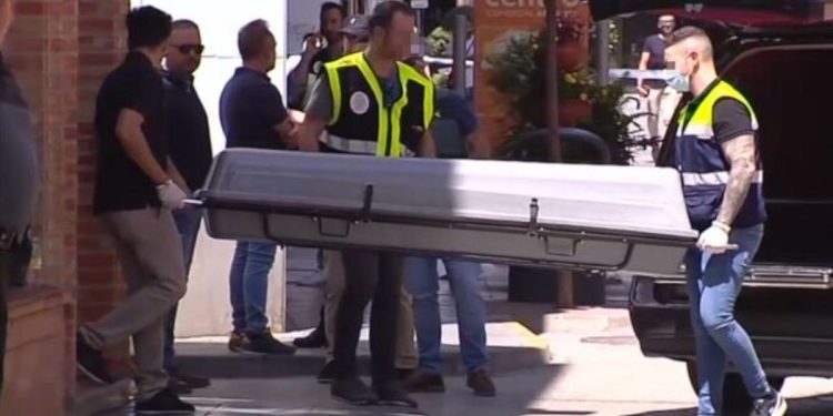Traslado del ataúd del policía muerto en Andújar