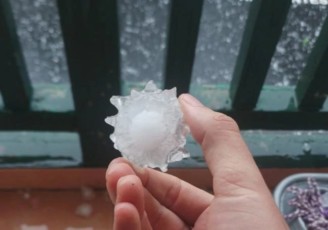 La increíble granizada rompe las lunas de los coches 1