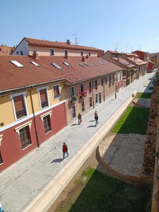 Imágenes de la calle Carreras de León con la muralla vista 1