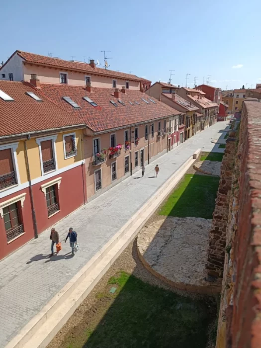 Imágenes de la calle Carreras de León con la muralla vista 2